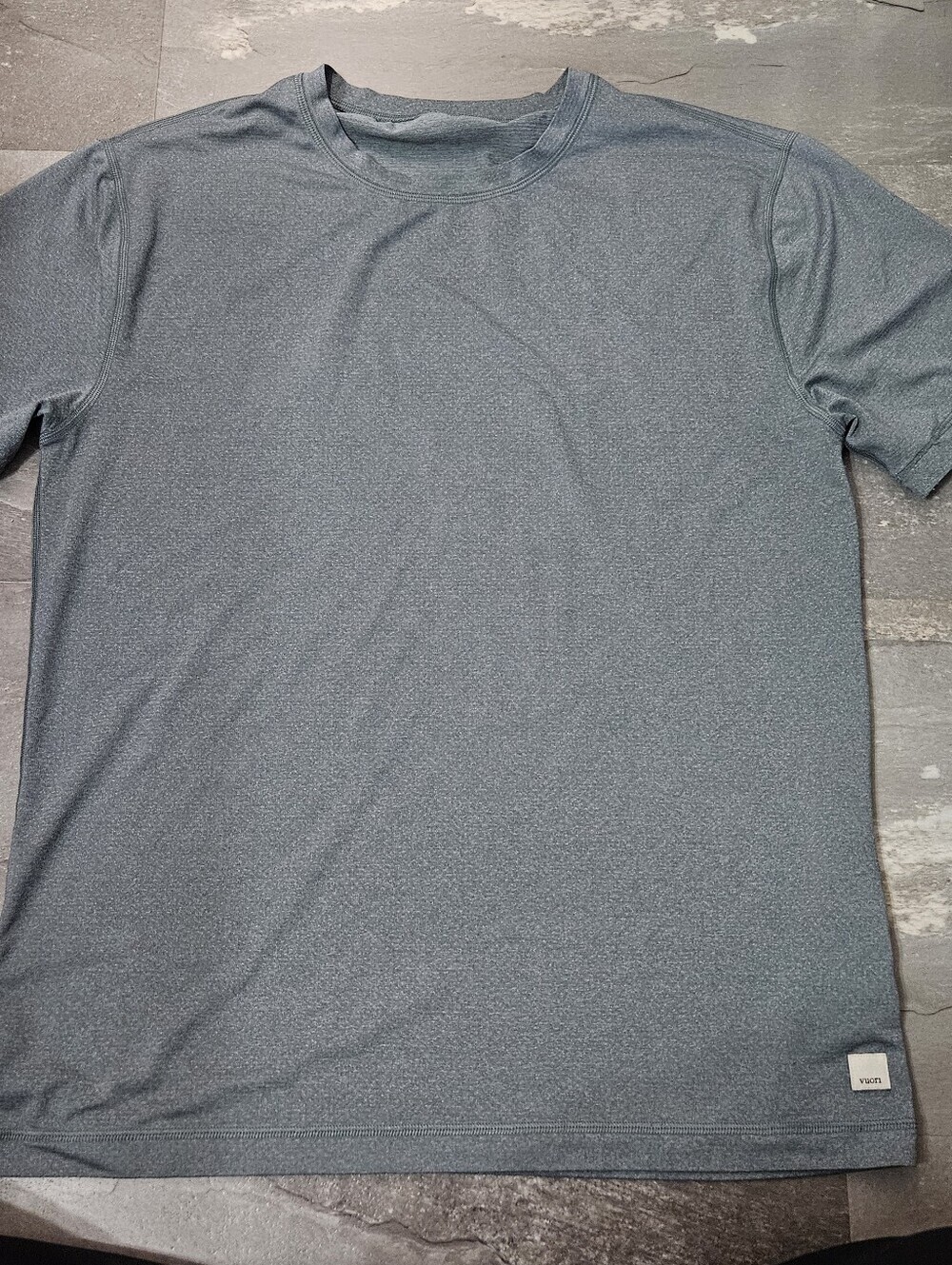 Vuori Men's Performance Crew Neck T-Shirt - Heather Blue-Grey. Men Size M. Stain